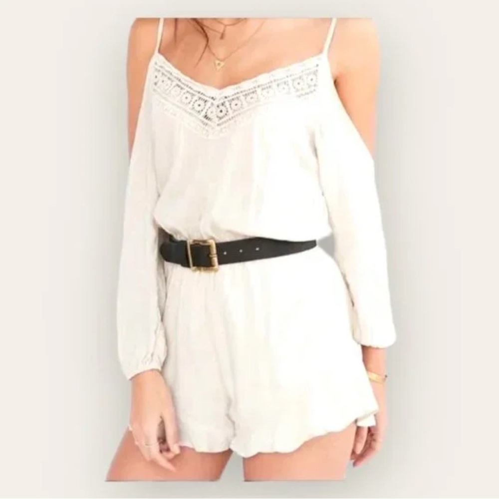 NWT Urban Outfitters Ecote Ivory Natural Floaty Cold Shoulder Romper Size XS
